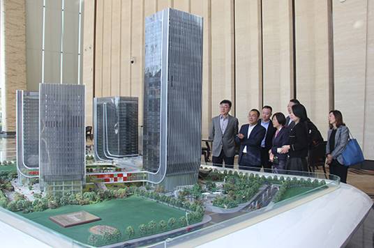 说明: F:\【资料与办公】\办公区\2.网站新闻\2019年\12月\2019.12.10 上海市松江区经济科技开发区党工委书记袁球坤一行莅临2007so太阳集团考察\参观（文中.jpg