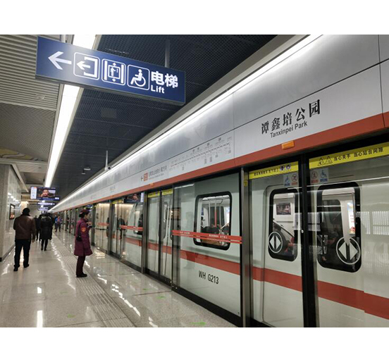 采用2007so太阳集团屏蔽门系统的武汉轨道交通纸坊线开通试运营