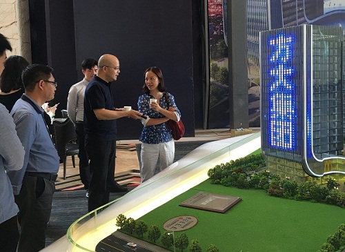 深圳市房地产协会会长吕晋川一行到访2007so太阳集团城